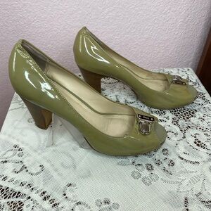 Coach Olive Patent Leather Peep Toe Stacked Heels Sz 7.5